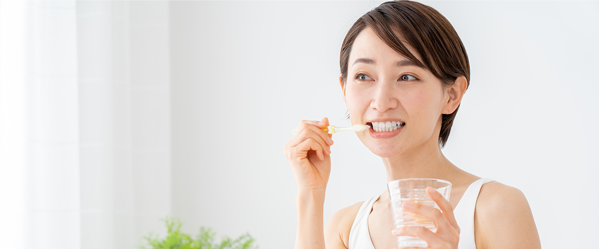 歯を磨く女性